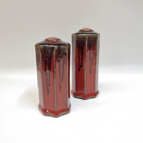 Click to view detail for #221109 Salt & Pepper Shake Red/Blkr $16.50